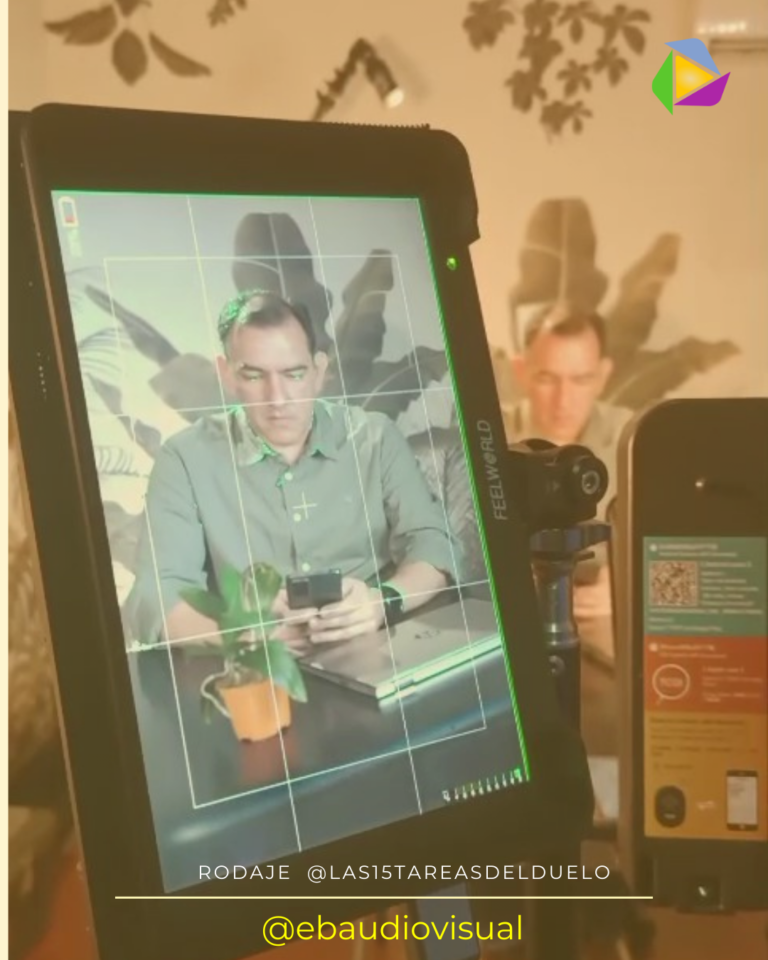 Rodaje de video testimonial y corporativo de EB Audiovisual en estudio Cali Colombia, usando monitores y camaras 4K para alta precisión técnica.