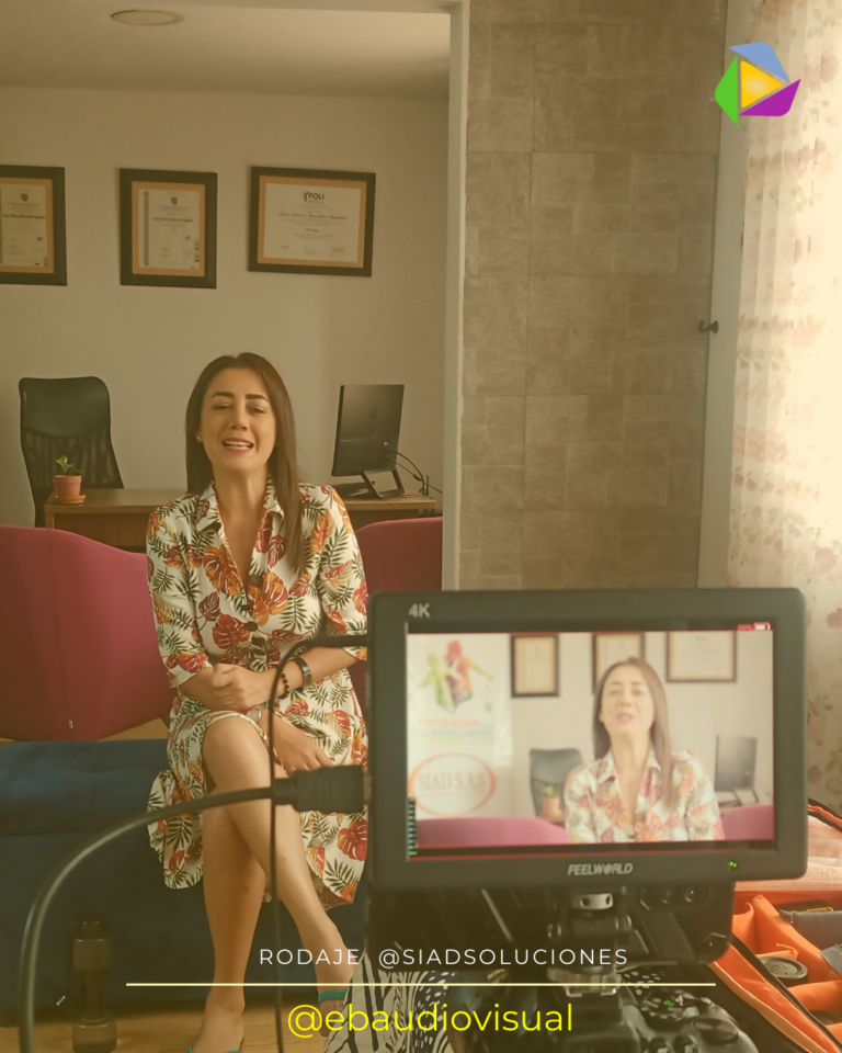 Rodaje de video marketing y corporativo de EB Audiovisual en Cali, usando monitores de campo Feelworld para alta precisión técnica en la postproducción.