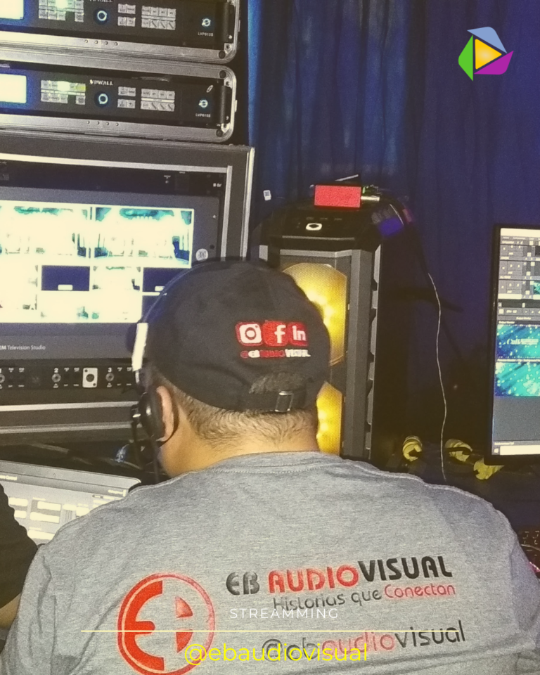 Operador de streaming profesional en Cali, estación técnica de control multicámara y realización en vivo.